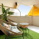 Pet Friendly + Pool + Park, 2 Minutes Away Apartment