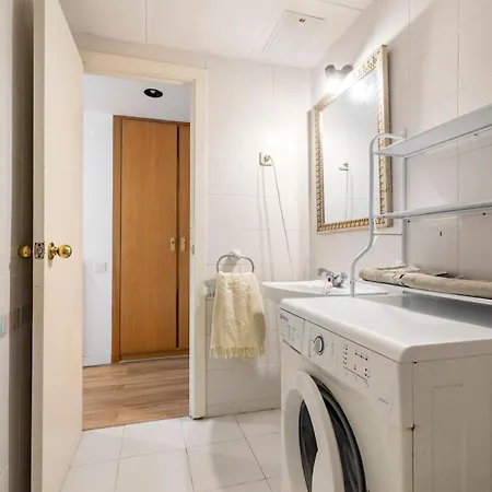 Pet Friendly + Pool + Park, 2 Minutes Away