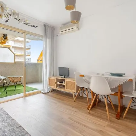Pet Friendly + Pool + Park, 2 Minutes Away