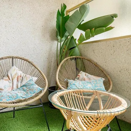 Pet Friendly + Pool + Park, 2 Minutes Away *