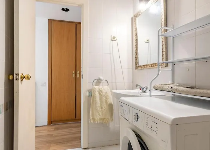 Pet Friendly + Pool + Park, 2 Minutes Away
