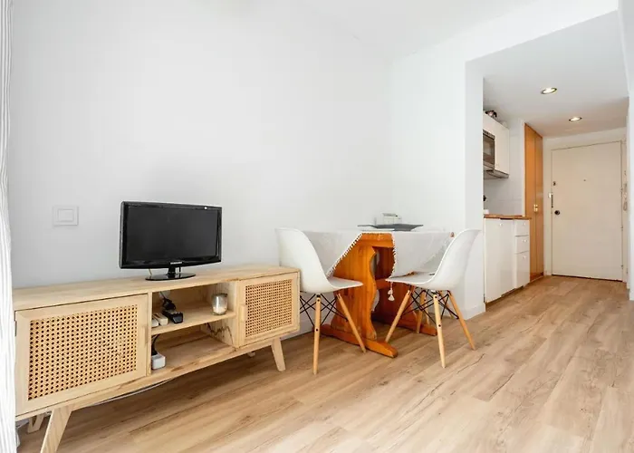 Pet Friendly + Pool + Park, 2 Minutes Away * 萨洛
