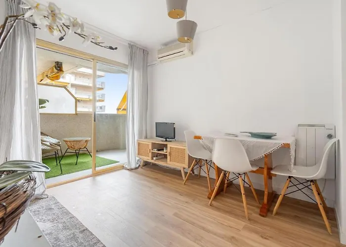 Pet Friendly + Pool + Park, 2 Minutes Away