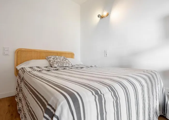 Pet Friendly + Pool + Park, 2 Minutes Away