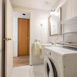 Pet Friendly + Pool + Park, 2 Minutes Away